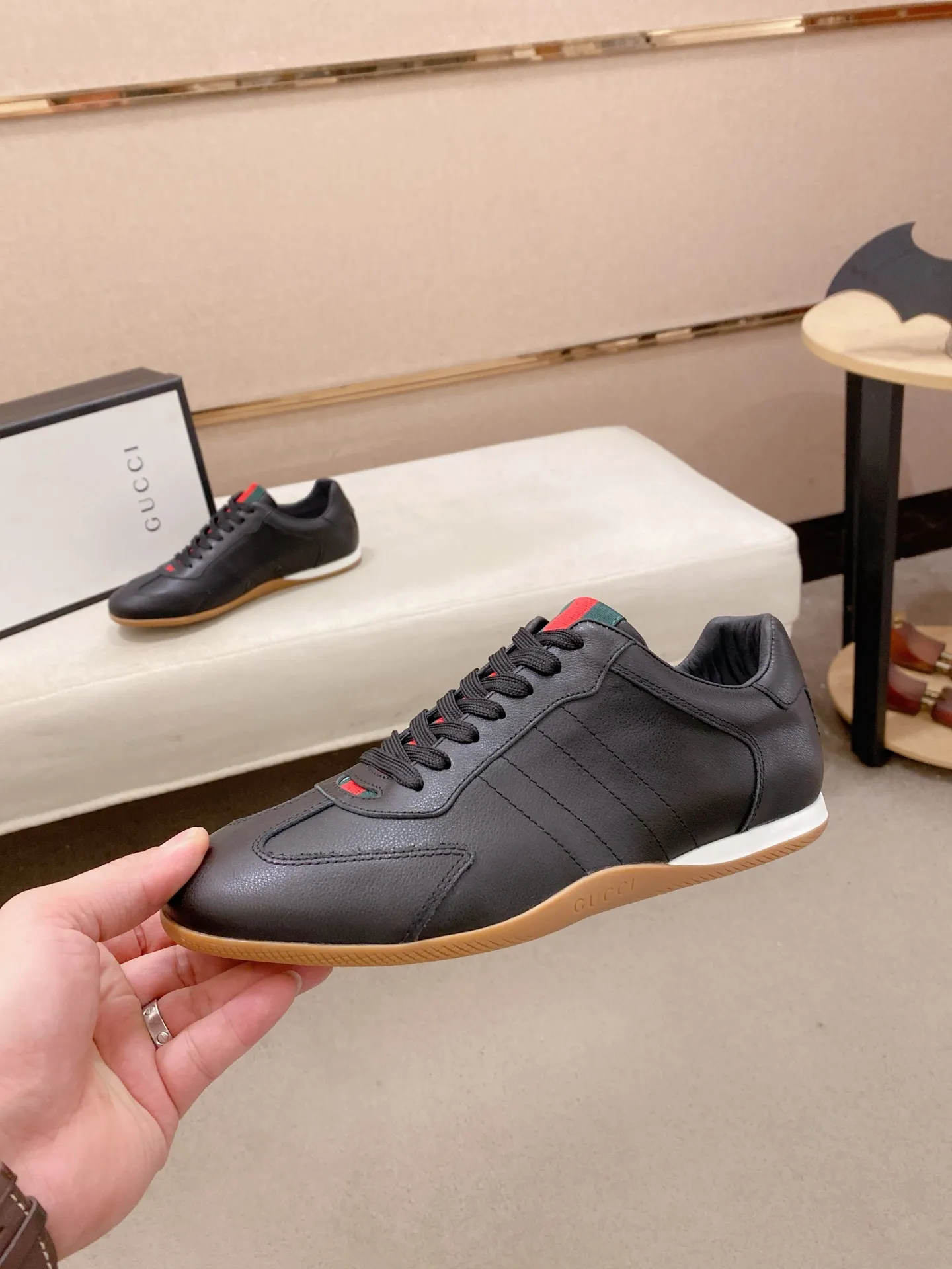 Men's shoes 💰 462💰The new GUCCI (Gucci) counters are launched simultaneously. The new men's shoes, 😘fabrics are selected from imported cowhide, and the lining is sheepskin lining. 👍🏿 High-end ☄️ air-cushion molded anti-slip rubber outsole, exquisite lines, simple and elegant, comfortable and high-end for leisure travel. Code number: 38 to 44 (45 can be customized and cannot be returned or exchanged)